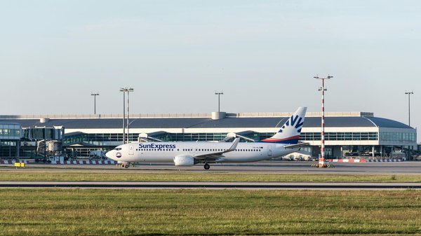Peut-on participer à une croisière qui explore les formations karstiques dans la baie de Ha Long?